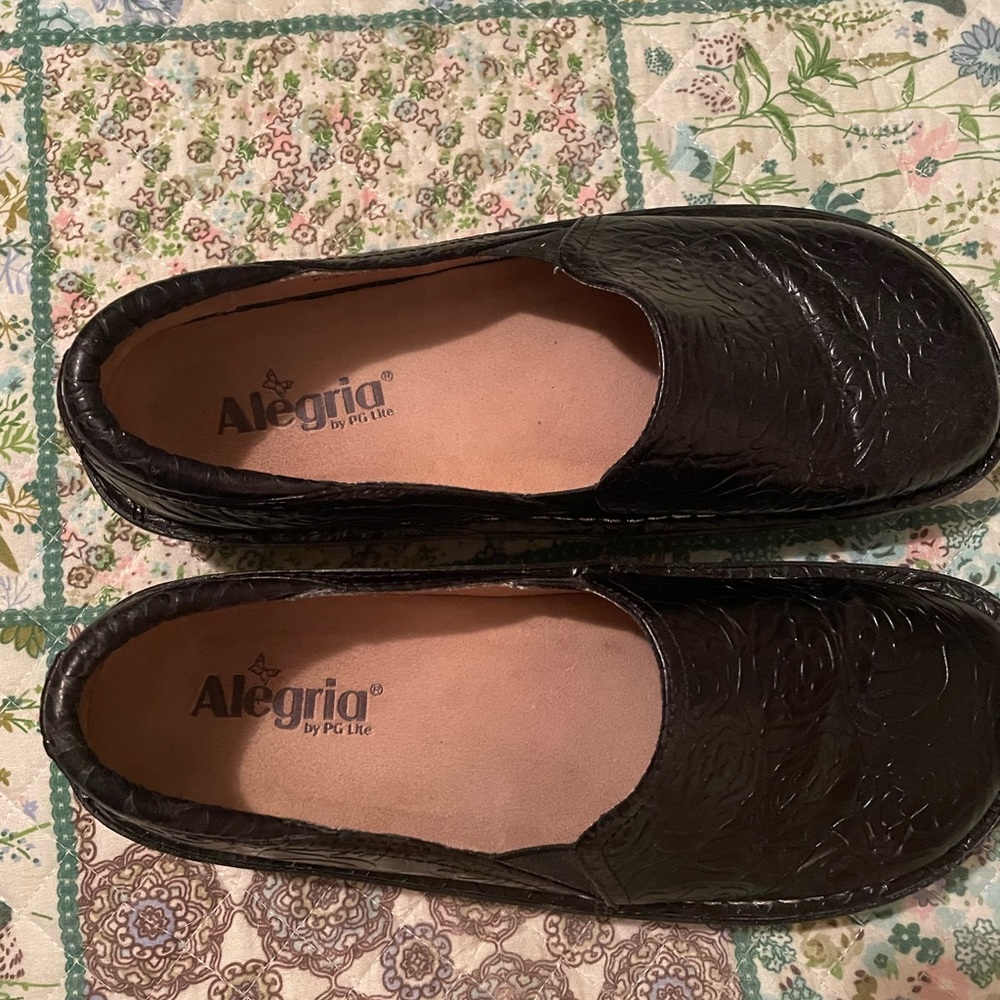 Alegria Debra clogs. Like new. Embossed rose pattern. Black.  Size 41 (US 10)
